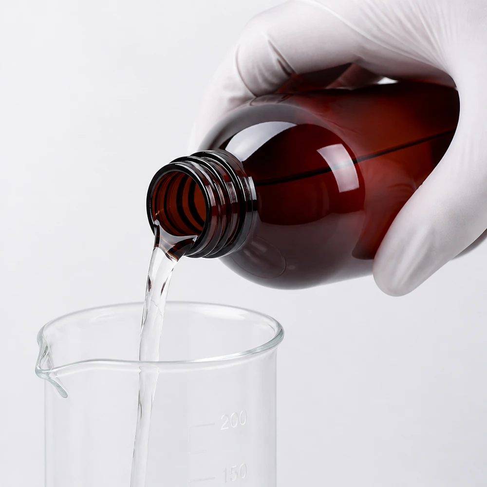50 ml PET medicijnfles met verstuiver zwart GCMI 28/410 incl. dop transparant, standaard Veilig omgaan met een bruine PET-fles van 250 ml met beschermende handschoenen in het laboratorium