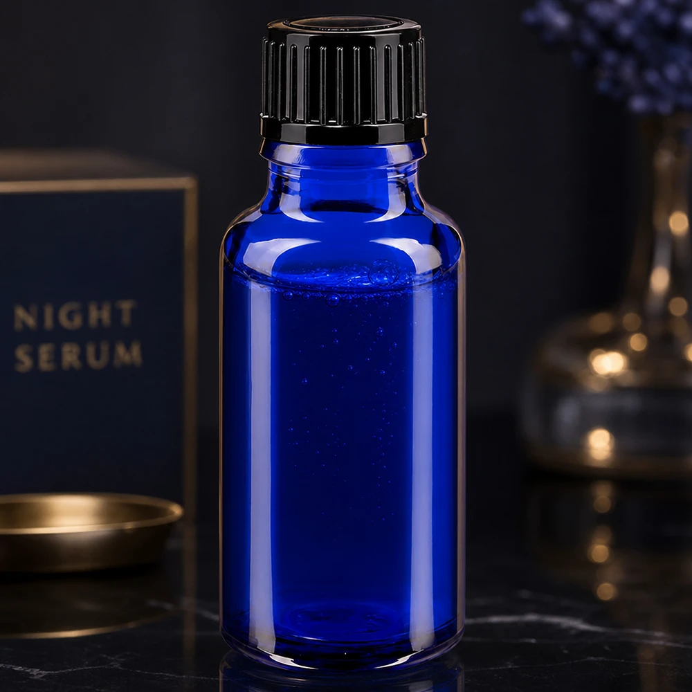 Blauwe glazen flessen 20ml met zwart druppelsluiting 1mm St Elegante blauwe apothekersfles van 20 ml met een precisiedruppelaar van 1 mm tegen een donkere achtergrond