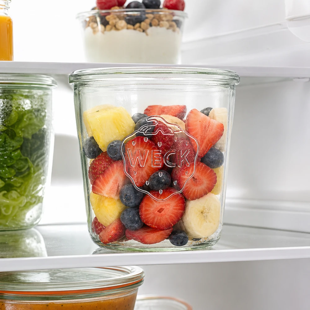 WECK RR100 bekers van 580 ml gevuld met vers fruit om voedsel in de koelkast te bewaren