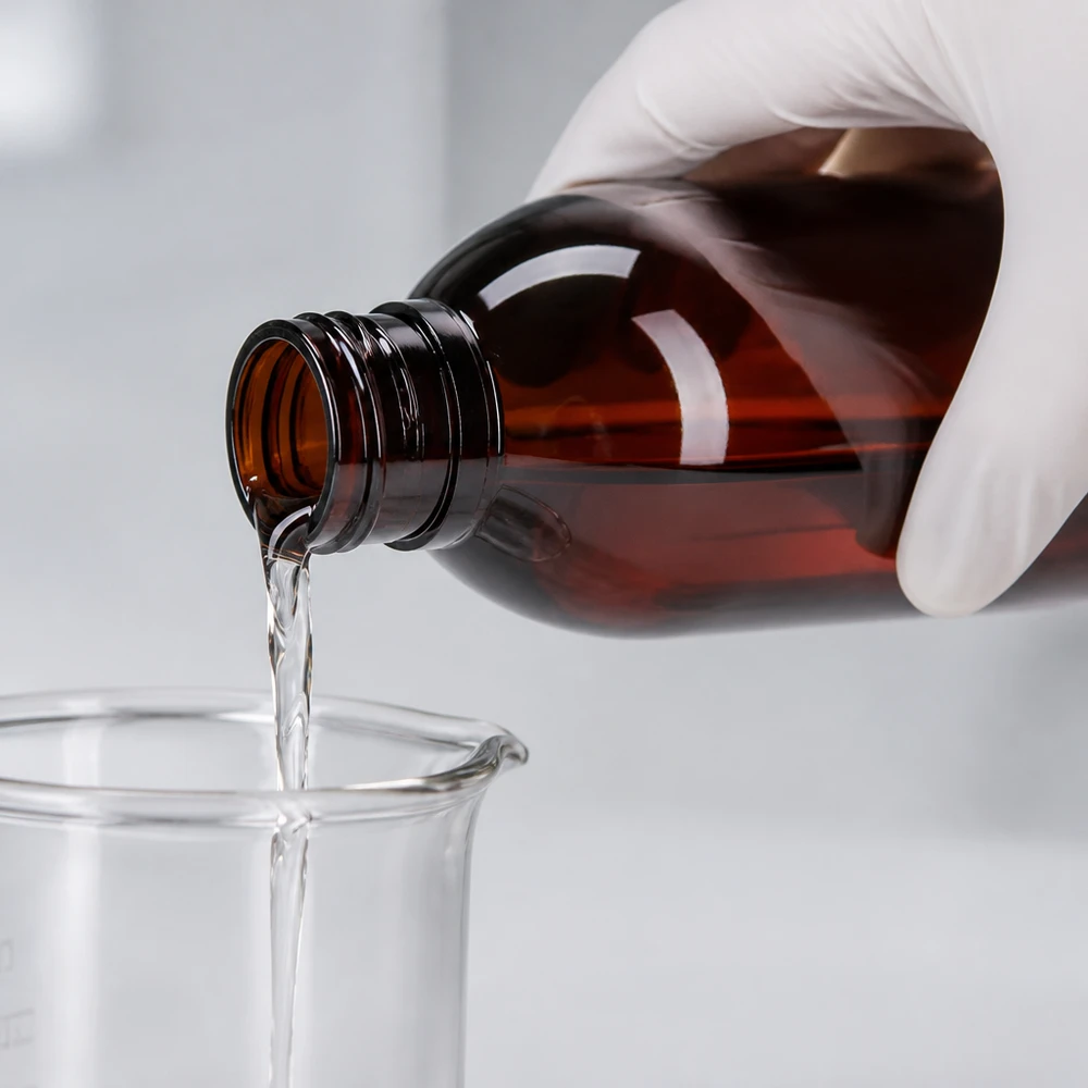 PET-fles 250 ml met zwarte spuitdop OV Schutzhandschuh hält braune 250ml PET Flasche mit Spritzverschluss über Laborglasgefäß