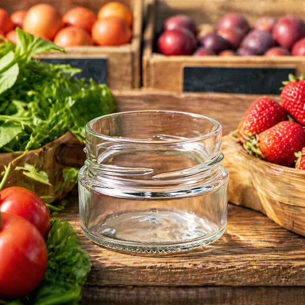UNiTWIST Runda80 ronde pot 80ml TO58deep lege inmaakpot op houten tafel met vers fruit en groenten op de achtergrond