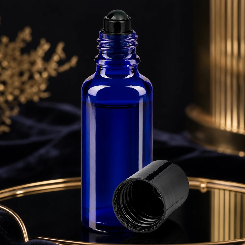 Glas deostick fles blauw 30ml, lege deo roller (Roll On) Donkerblauwe ApoGlas-rollfles van 30 ml met zwarte kunststof dop, zijdelings neergelegd