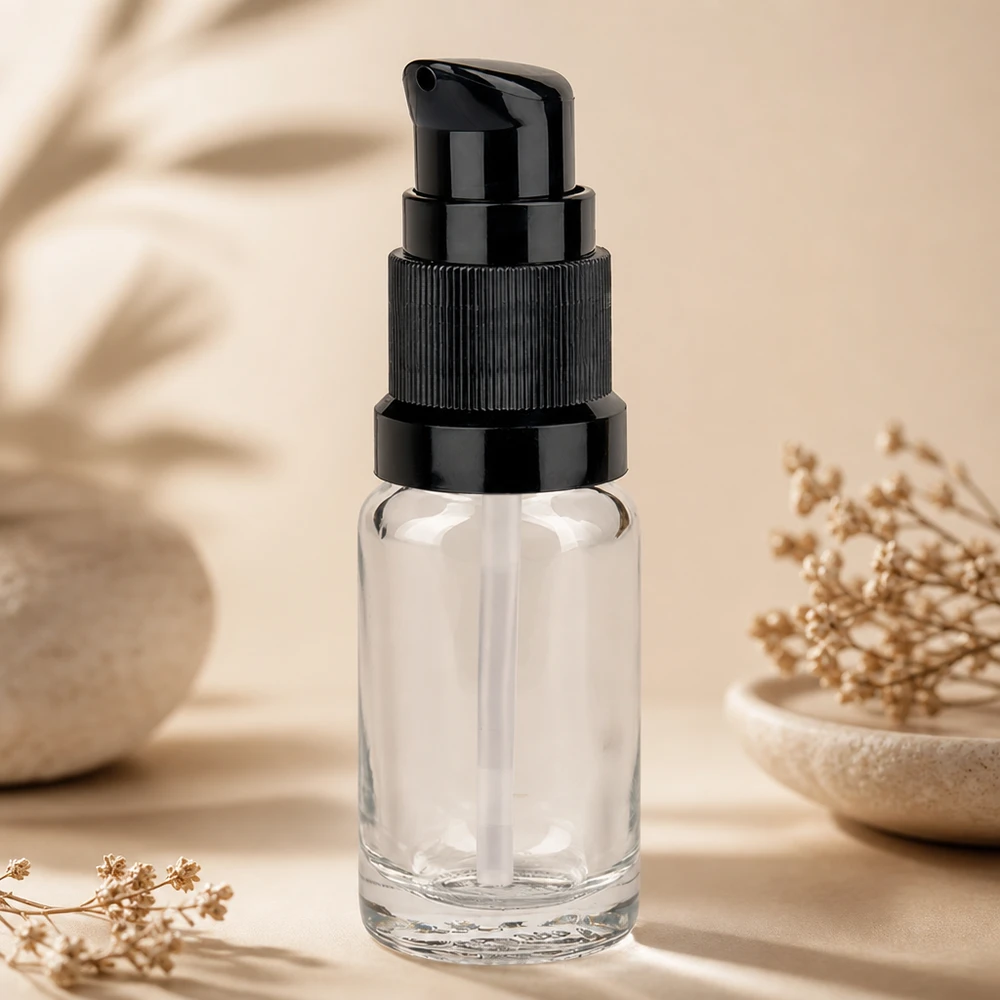 Doorzichtige pompfles van 10 ml, model UT18/10, met zwarte pomp op een beige achtergrond