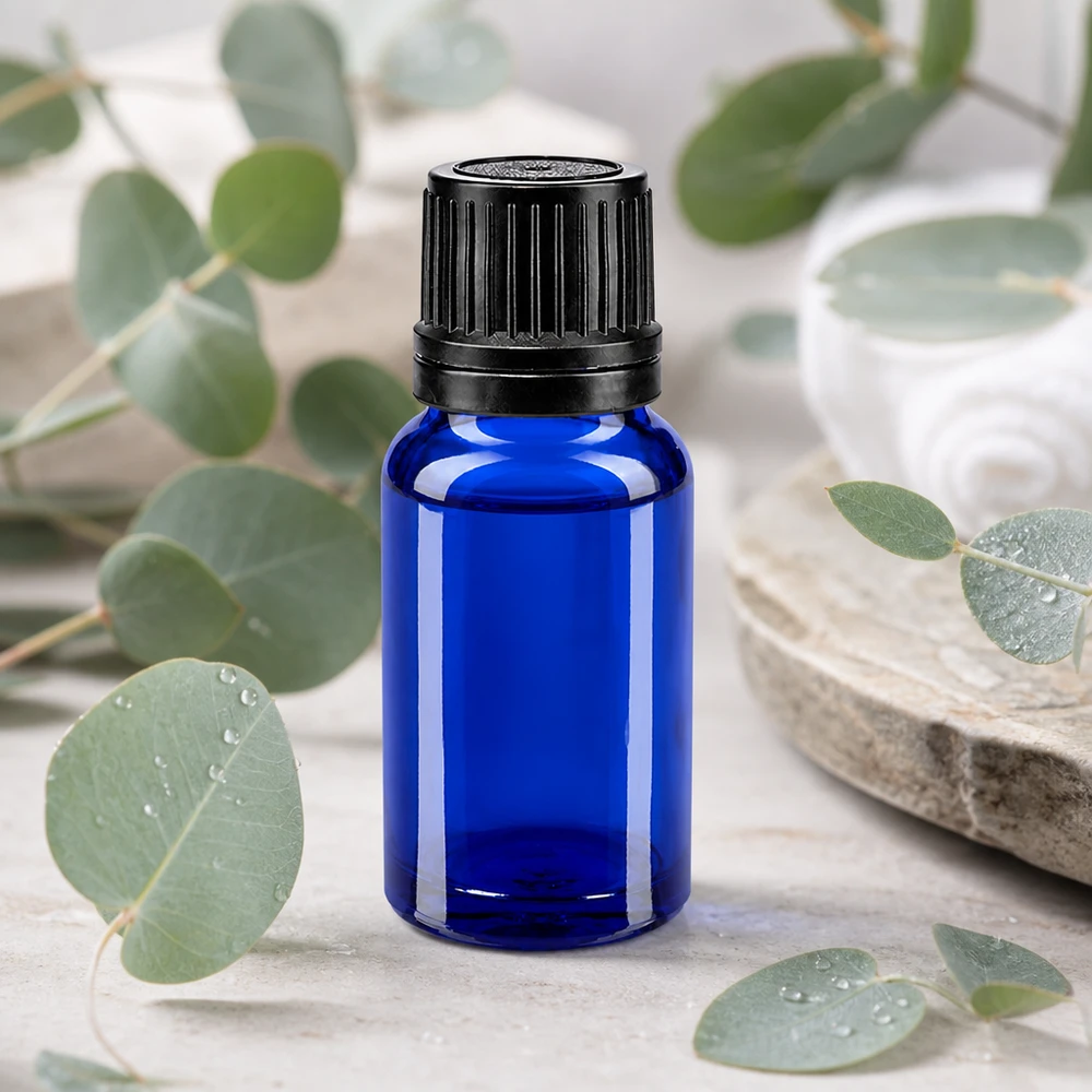 Blauwe glazen flessen 10ml met zwart druppelstop OV Donkerblauwe glazen fles van 10 ml met een doseerinzetstuk van 1 mm en een zwarte originaliteitssluiting van ApoGlas