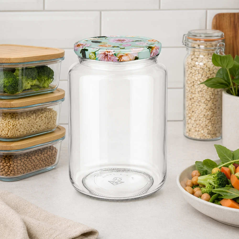 Lege ronde pot van 795 ml met decoratief BasicSeal bloemendeksel munt op keukenblad tussen voorraadbakjes