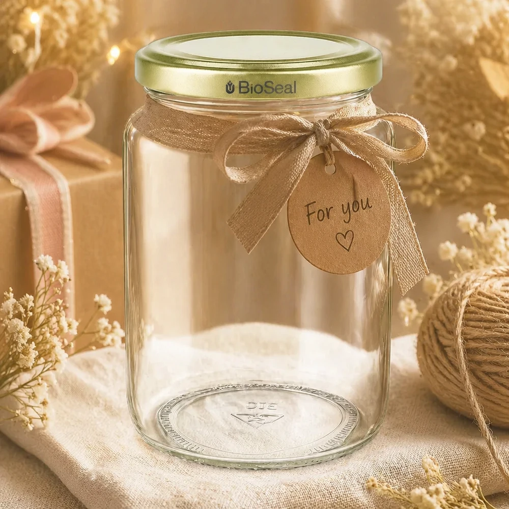 1000g BioSeal honingpot als cadeau versierd met een gouden strik en hanger in een rustiek ontwerp