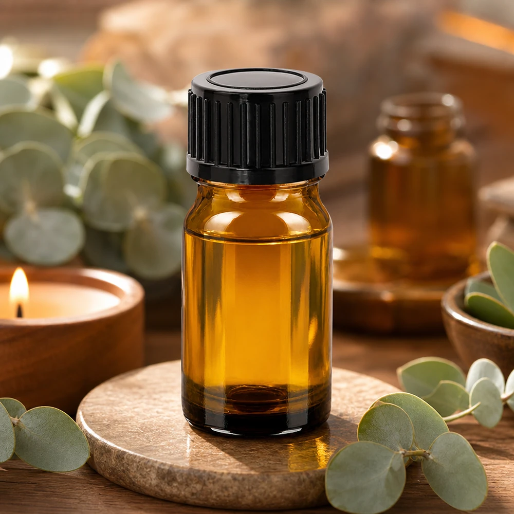 Compact amberkleurig glazen flesje van 5 ml met zwarte dop voor het nauwkeurig doseren van essentiële oliën