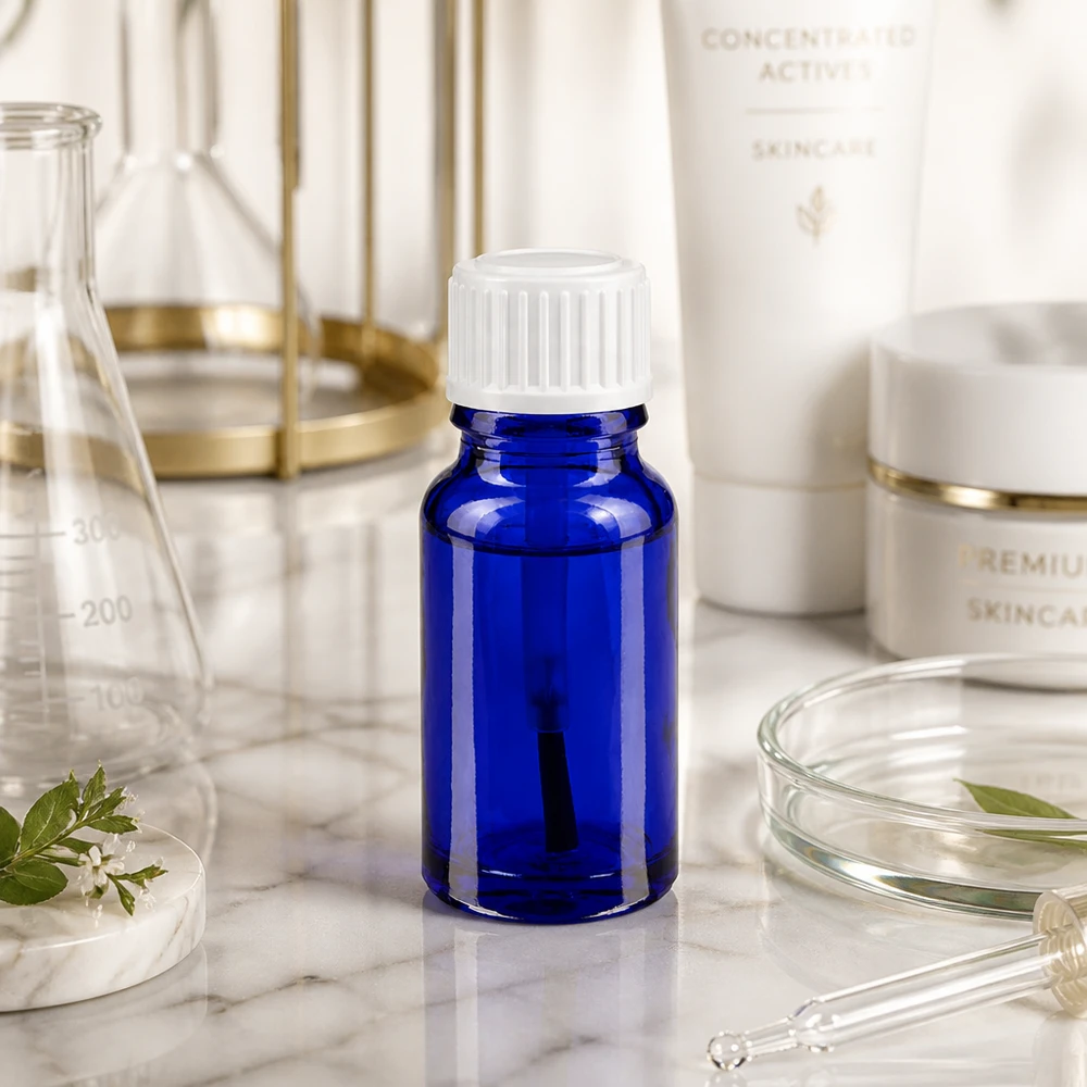 Blauwe glazen flessen 10ml, wit schroefsluiting met kwastje VR Hoogwaardig blauw ApoGlas-flesje van 10 ml met witte kwastdop voor professioneel gebruik