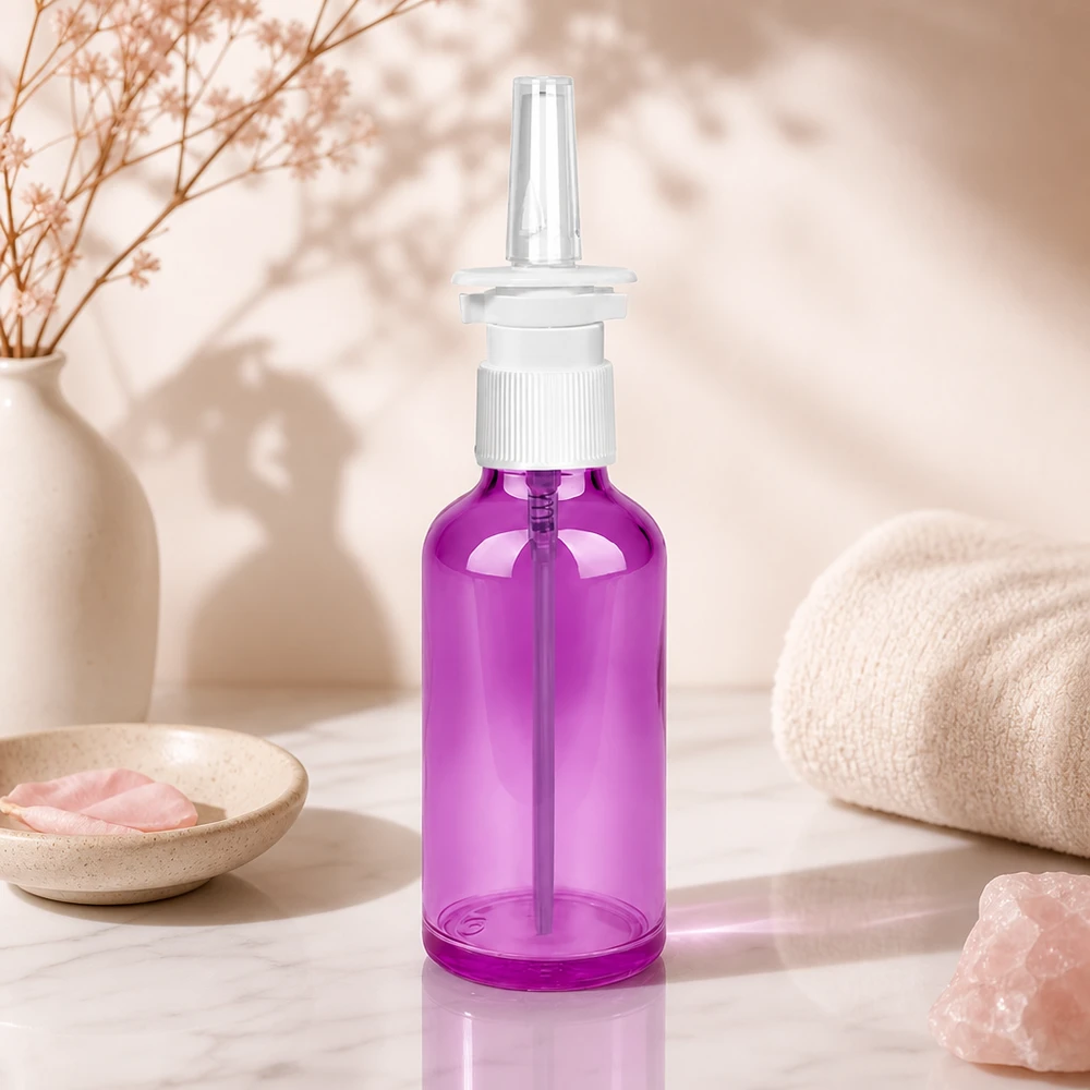 Steriele 50ml neusspray verpakking in violet plastic met optimale sprayverdeling