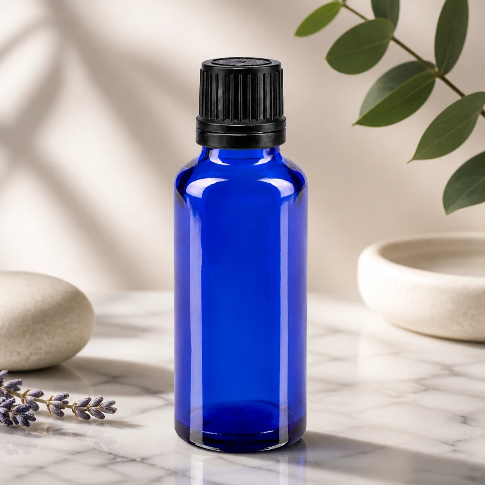 Blauwe glazen flessen 30ml met zwart schroefsluiting uitgietring VR Compacte kobaltblauwe glazen fles van 30 ml voor etherische oliën met een zwarte originaliteitssluiting