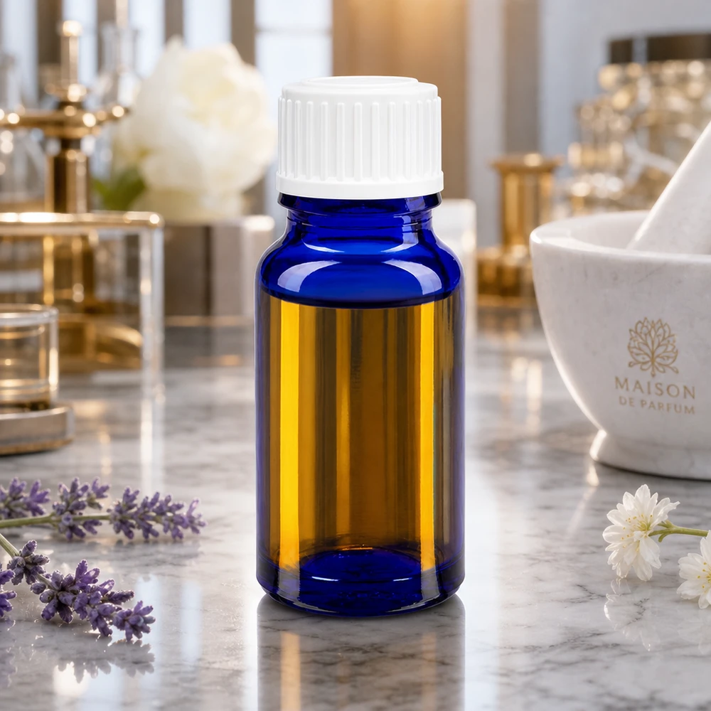 Professionele blauwe glazen fles van 10 ml met witte dop, waarin de gouden olie zichtbaar is