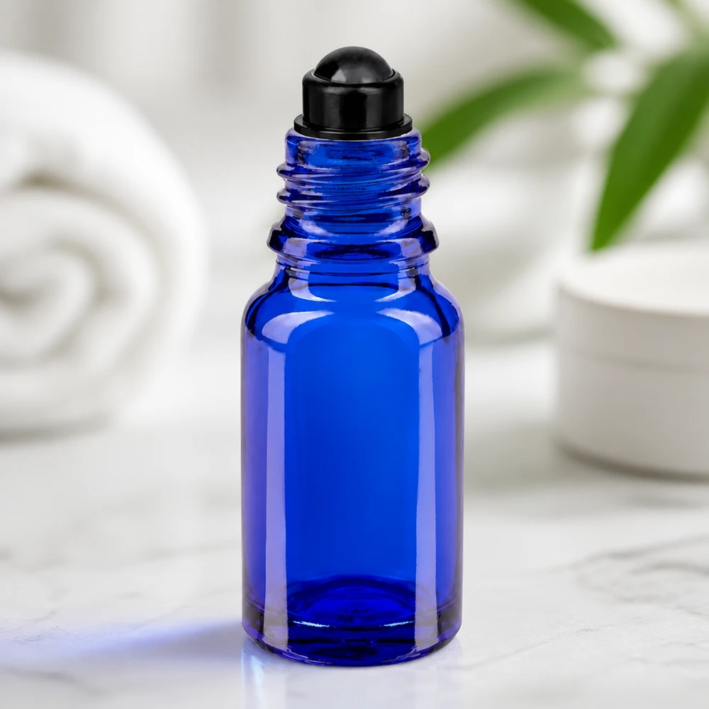 Glas deostick fles blauw 10ml, lege deo roller (Roll On) 10 ml blauwe rollerfles met geribbelde hals en zwarte rollerbal – zijaanzicht