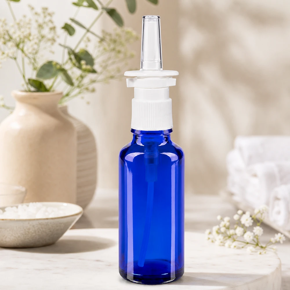 Blauwe glazen flessen 30ml met neusverstuiver Compacte ApoGlas-spuitfles van 30 ml voor gebruik in de neus, met een witte doseerpomp