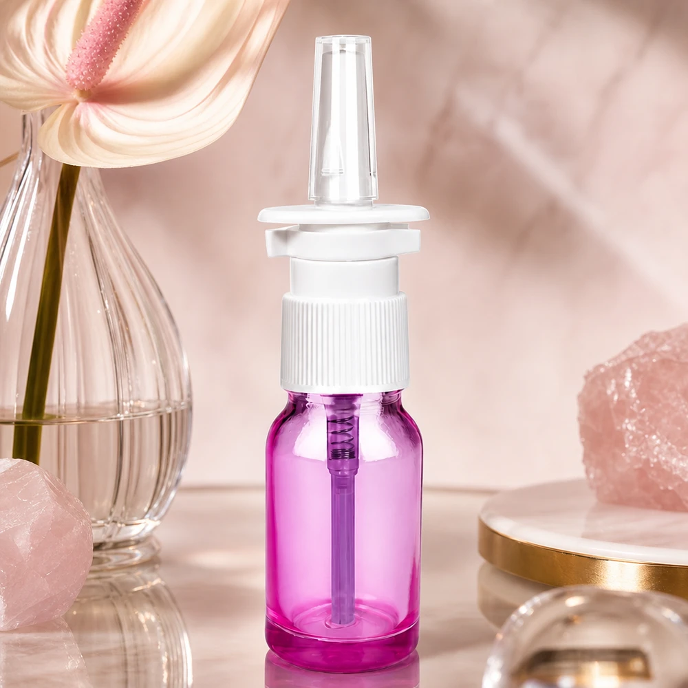 Robuust glazen flesje 10ml met neuspompje in paarse kleur voor hygiënische spraytoepassingen