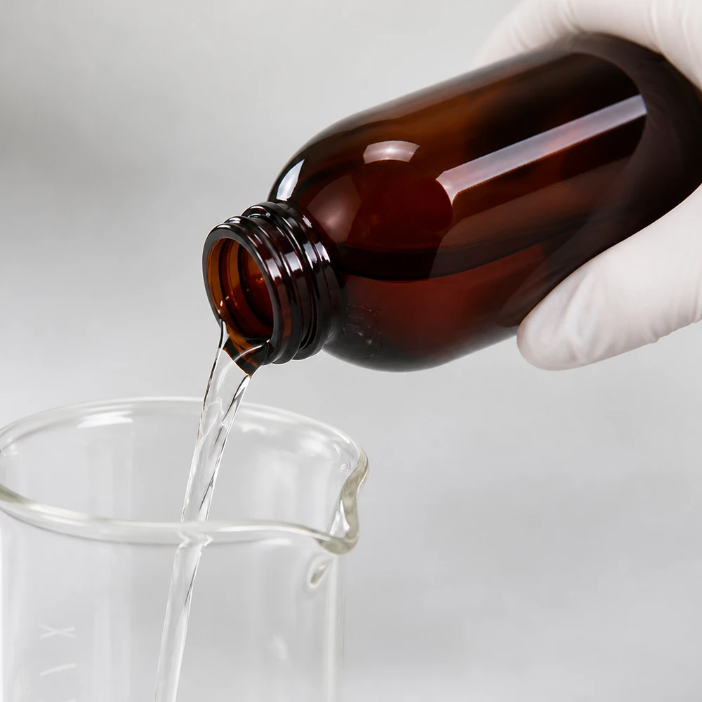 PET fles 250ml met witte standaard verzegelstop Vulproces van een heldere oplossing in een bruine PET-fles van 250 ml met originele schroefdop
