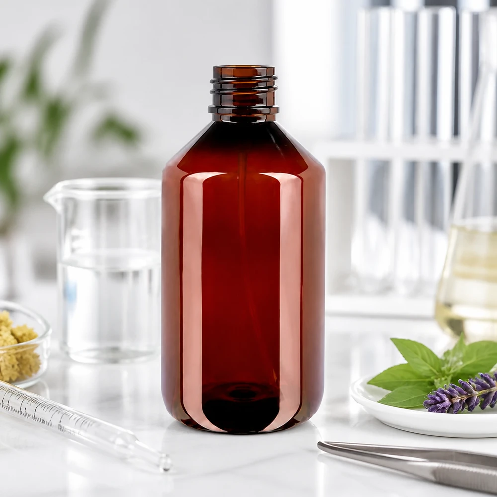 500 ml PET medicijnfles met verstuiver wit GCMI 28/410 incl. dop transparant, standaard Unlabeled 500ml PET Sprühflasche braun auf weisser Laboroberfläche mit Pinzette