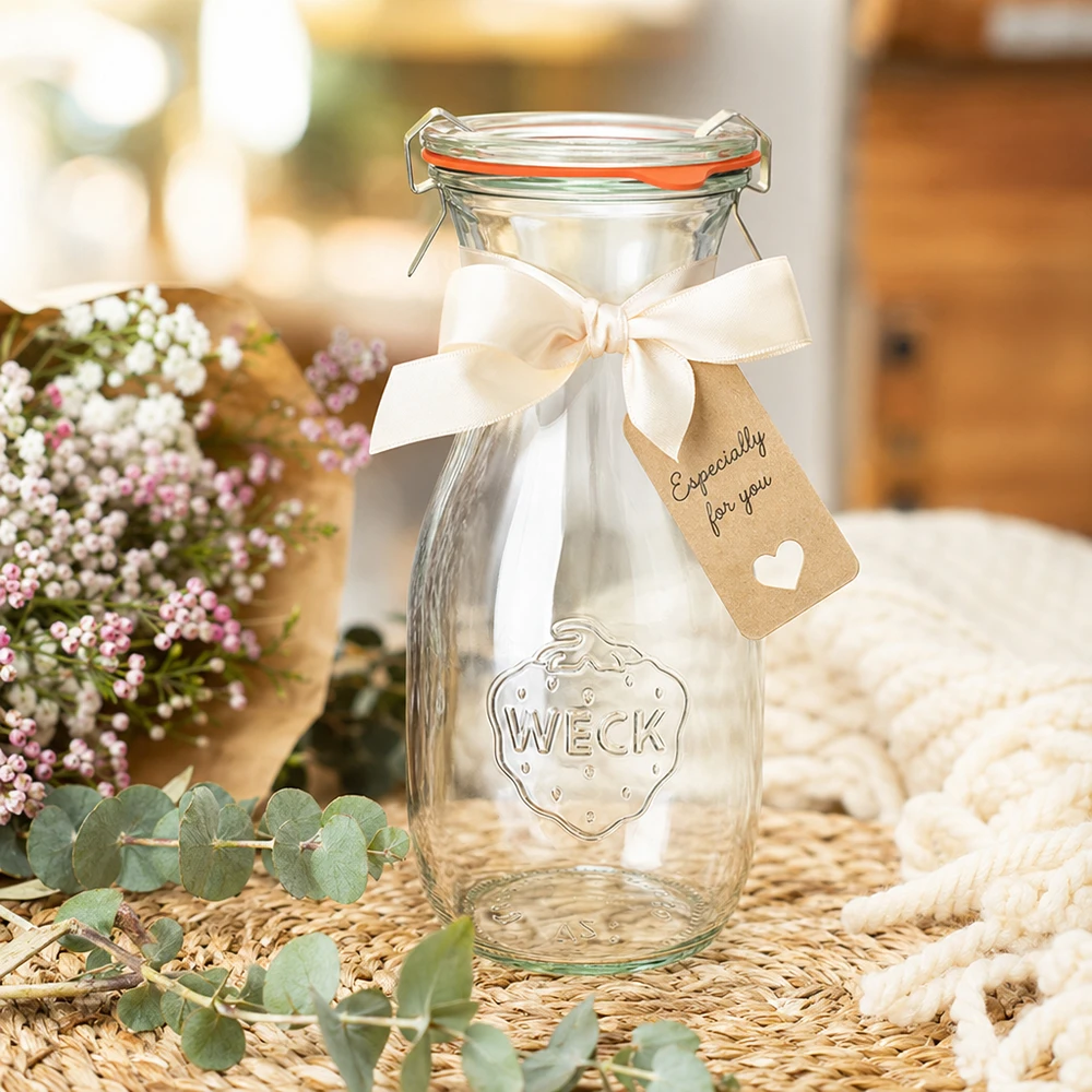 WECK 530ml sapfles RR60 gedecoreerd met een wit lint en cadeaulabel geschikt tussen bloemen