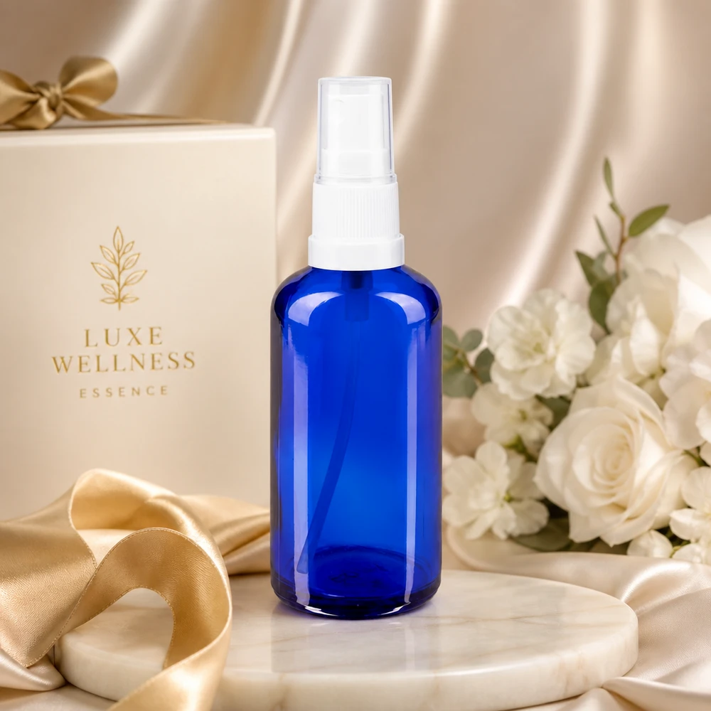 Blauwe glazen flessen 50ml met wit pompverstuiver Kobaltblauw glazen flesje van 50 ml met witte verstuiver tegen de achtergrond van een elegante geschenkverpakking