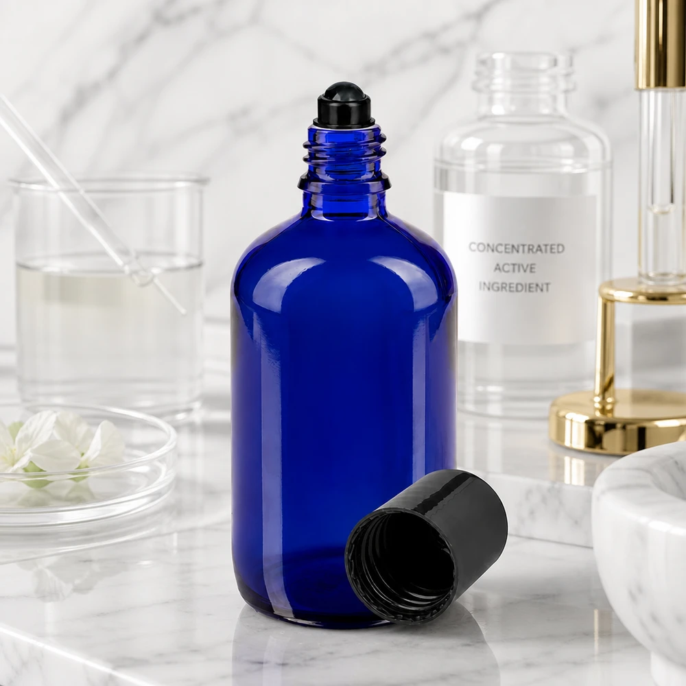 Opvallende blauwe apothekersfles van 100 ml met zwarte roll-on-dop voor serums en oliën