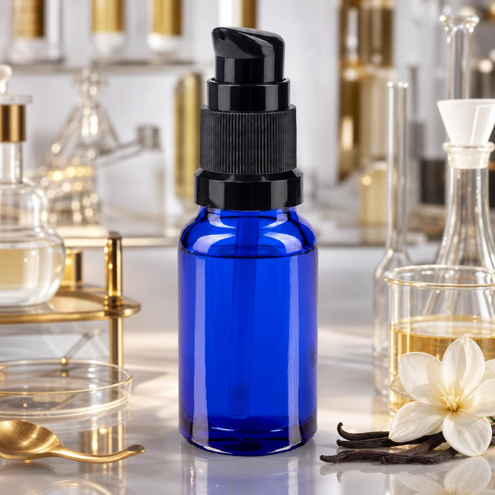 Blauwe glazen flessen 10ml met zwart pompsluiting Blauw glazen flesje van 10 ml met zwarte pomp, ideaal voor serum, gezichtsolie en natuurlijke cosmetica