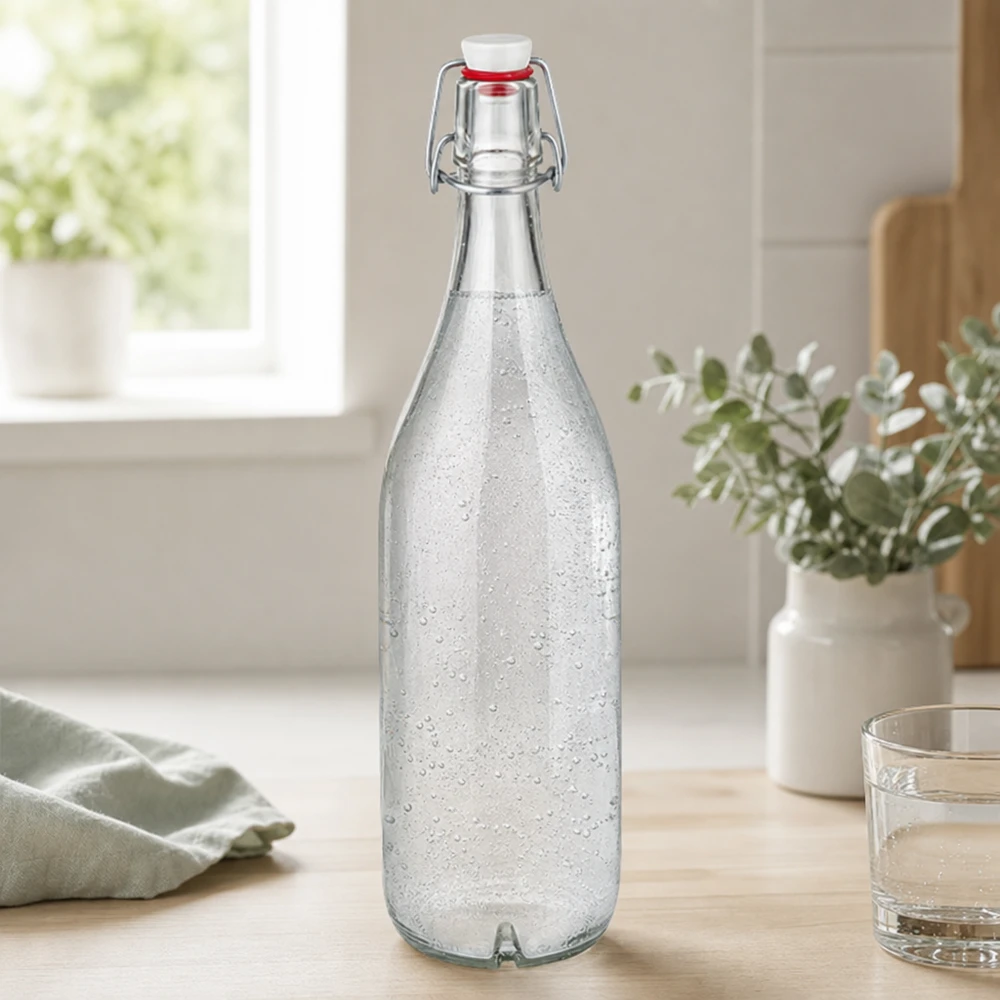 1000ml glazen fles met draaidop gevuld met bruisend water op houten tafel in moderne keuken