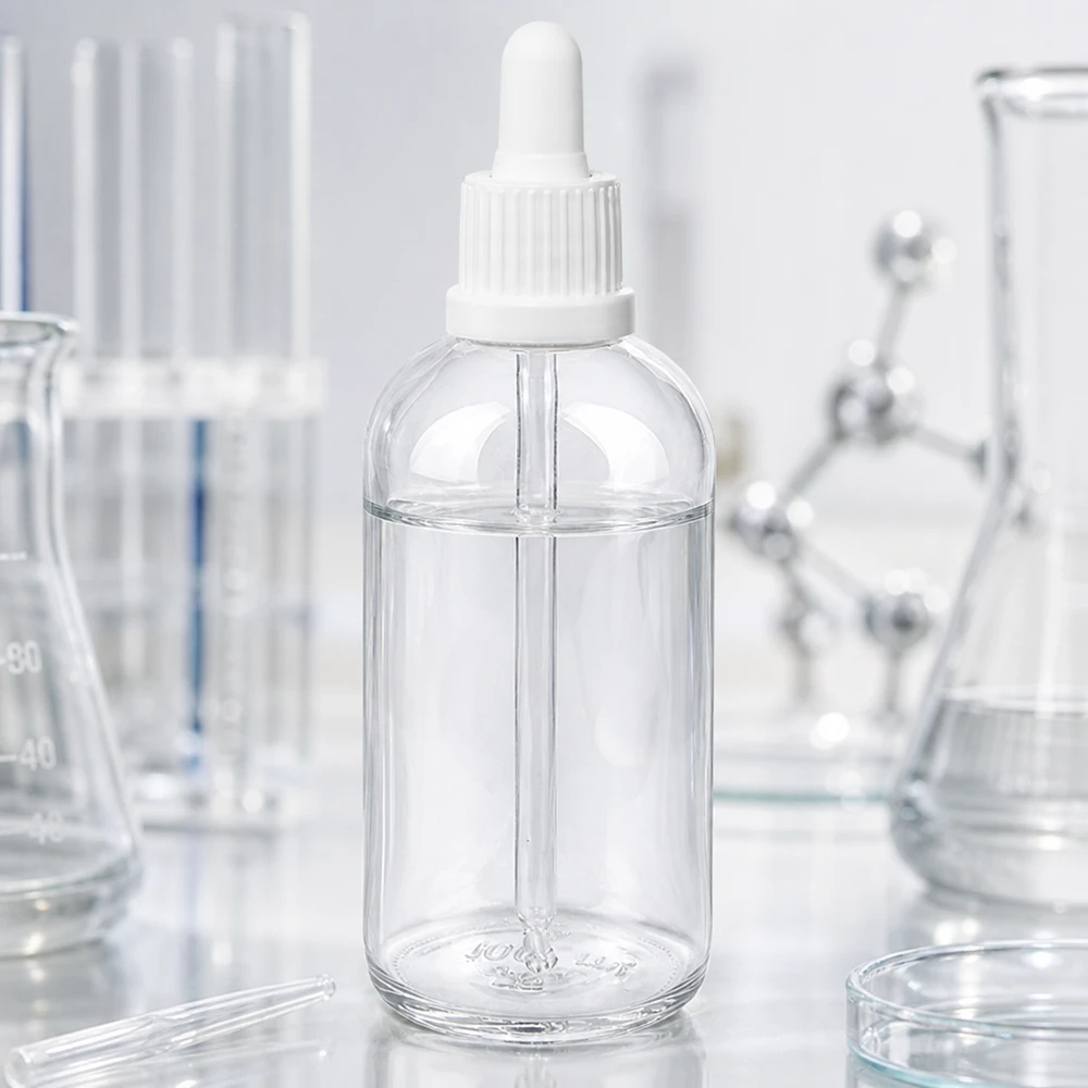 100 ml ClearLine-pipetfles UT18/100 met witte rubberen zuiger in het laboratorium