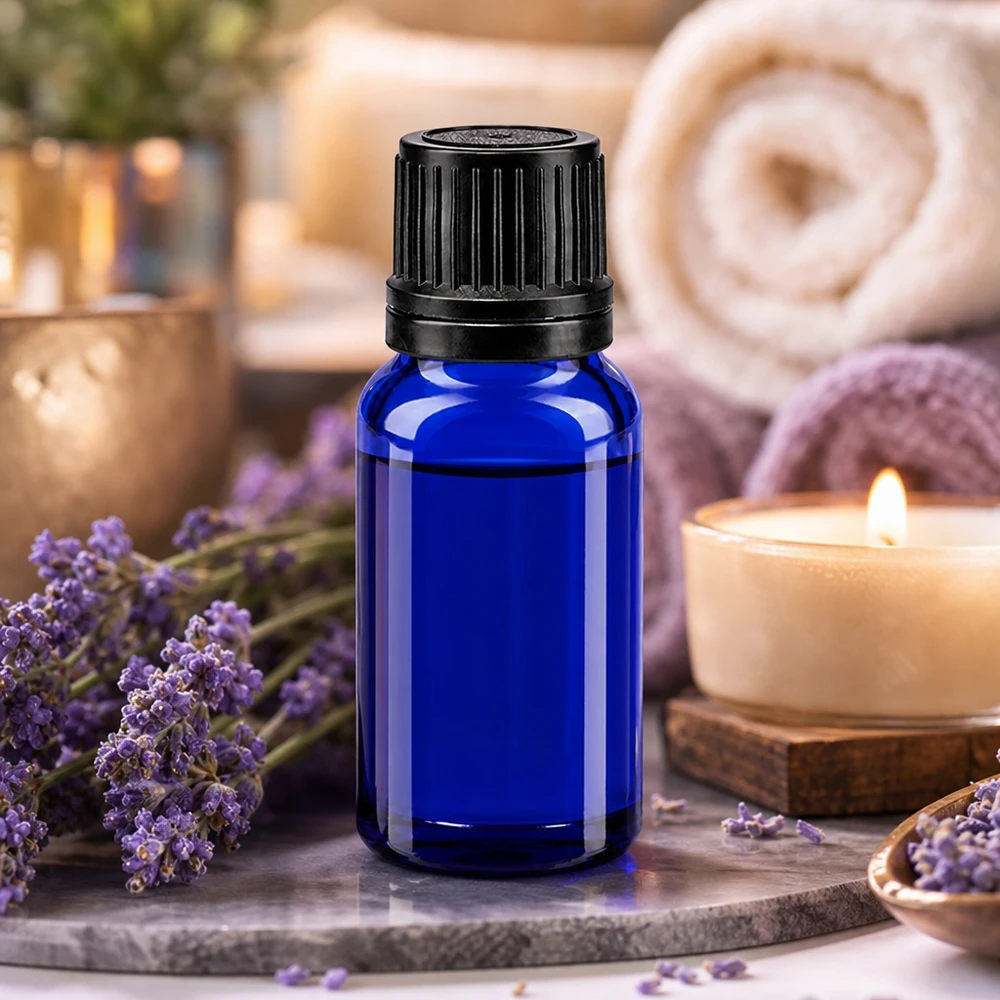 Compacte blauwe farmaceutische glazen fles van 10 ml met een fijne druppelaar van 1 mm en een veiligheidsdop