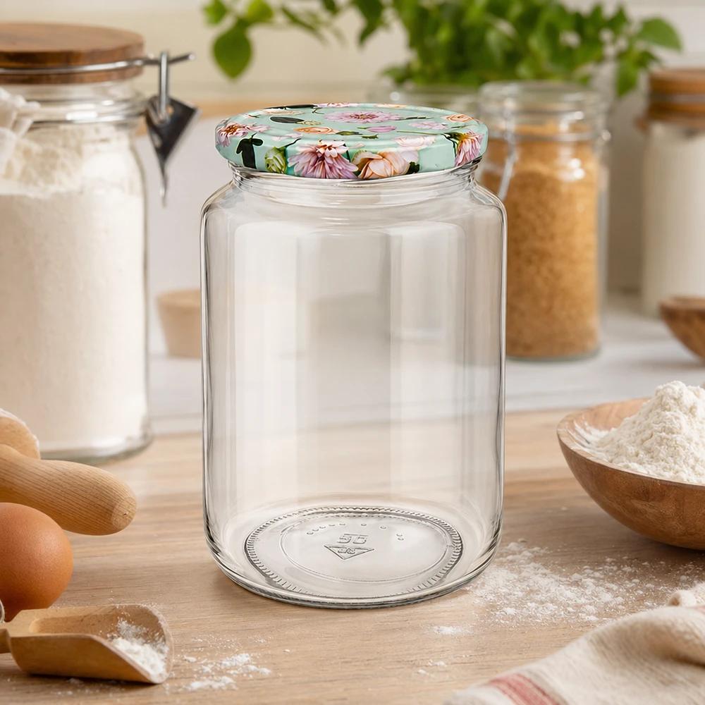795ml ronde pot met BasicSeal bloemdeksel munt in bakkerskeuken, bloem en bakingrediënten op houten werkblad