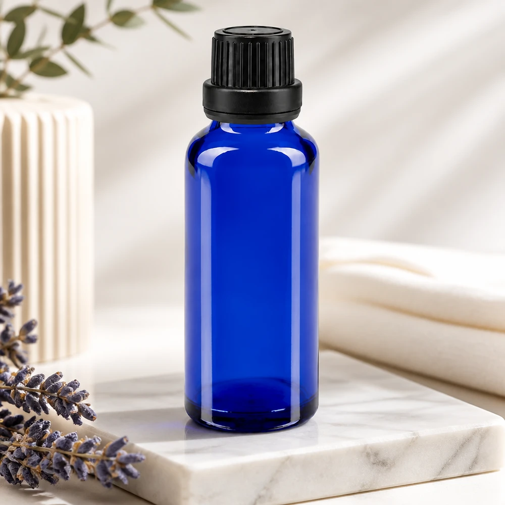 Kleine blauwe glazen fles van 30 ml met zwarte verzegeling en een nauwkeurig druppelstuk van 2 mm