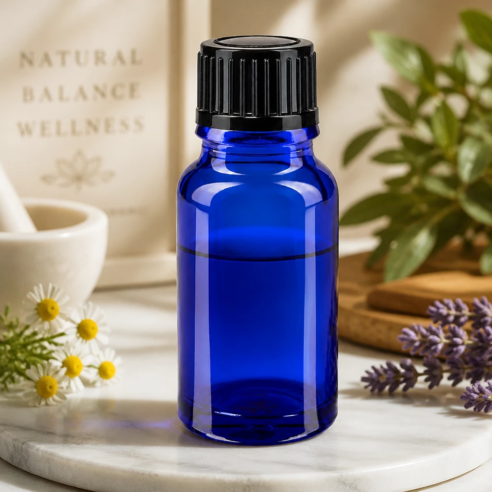 Blauwe glazen flessen 10ml met zwart sluiting St Compacte apothekersfles van 10 ml, blauw glas met zwarte dop, tegen een achtergrond van natuurlijke kruiden