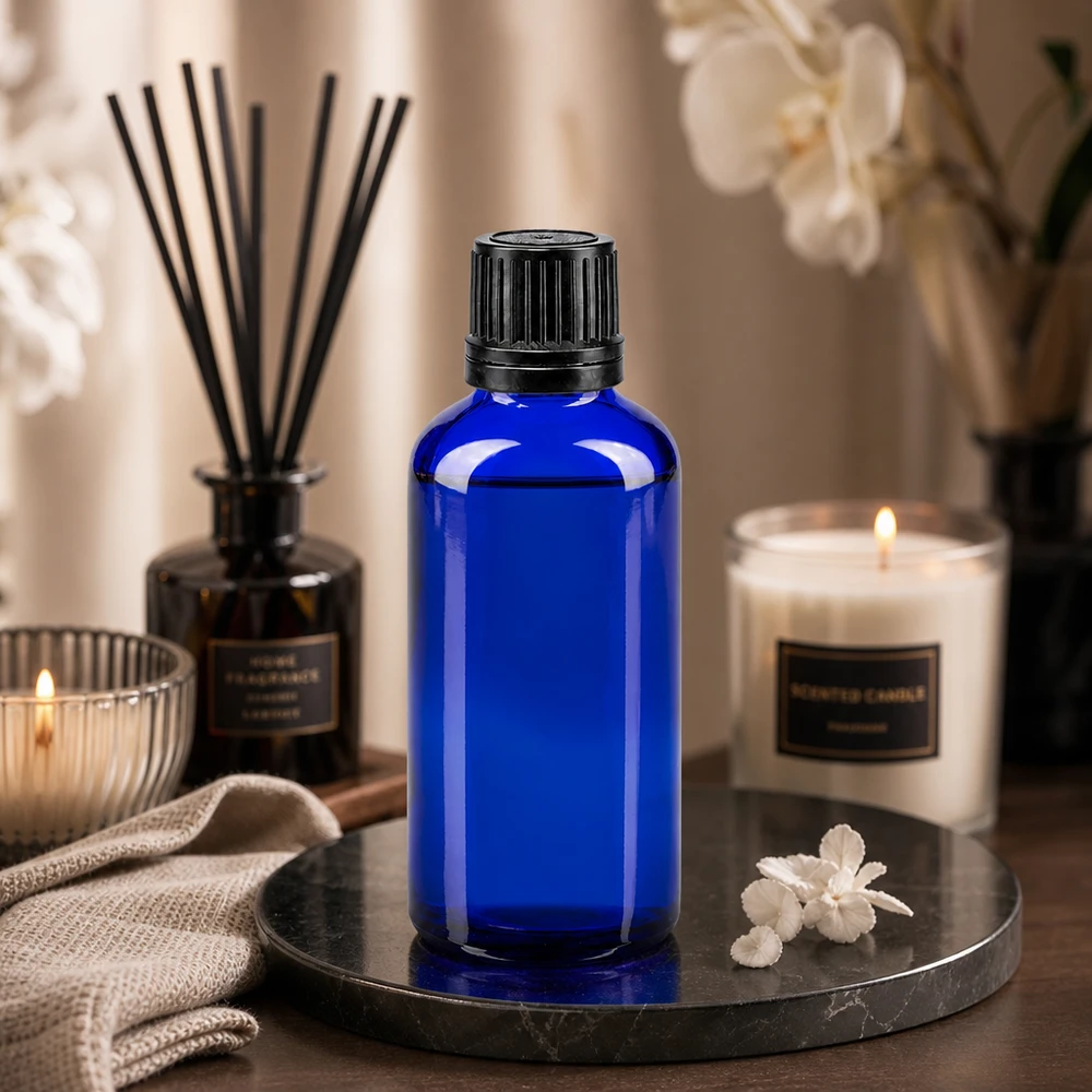 Blauwe glazen flessen 50ml met zwart schroefsluiting uitgietring VR Kobaltblauw medicijnflesje van 50 ml met kindveilige schroefdop in een ontspannen wellnessomgeving