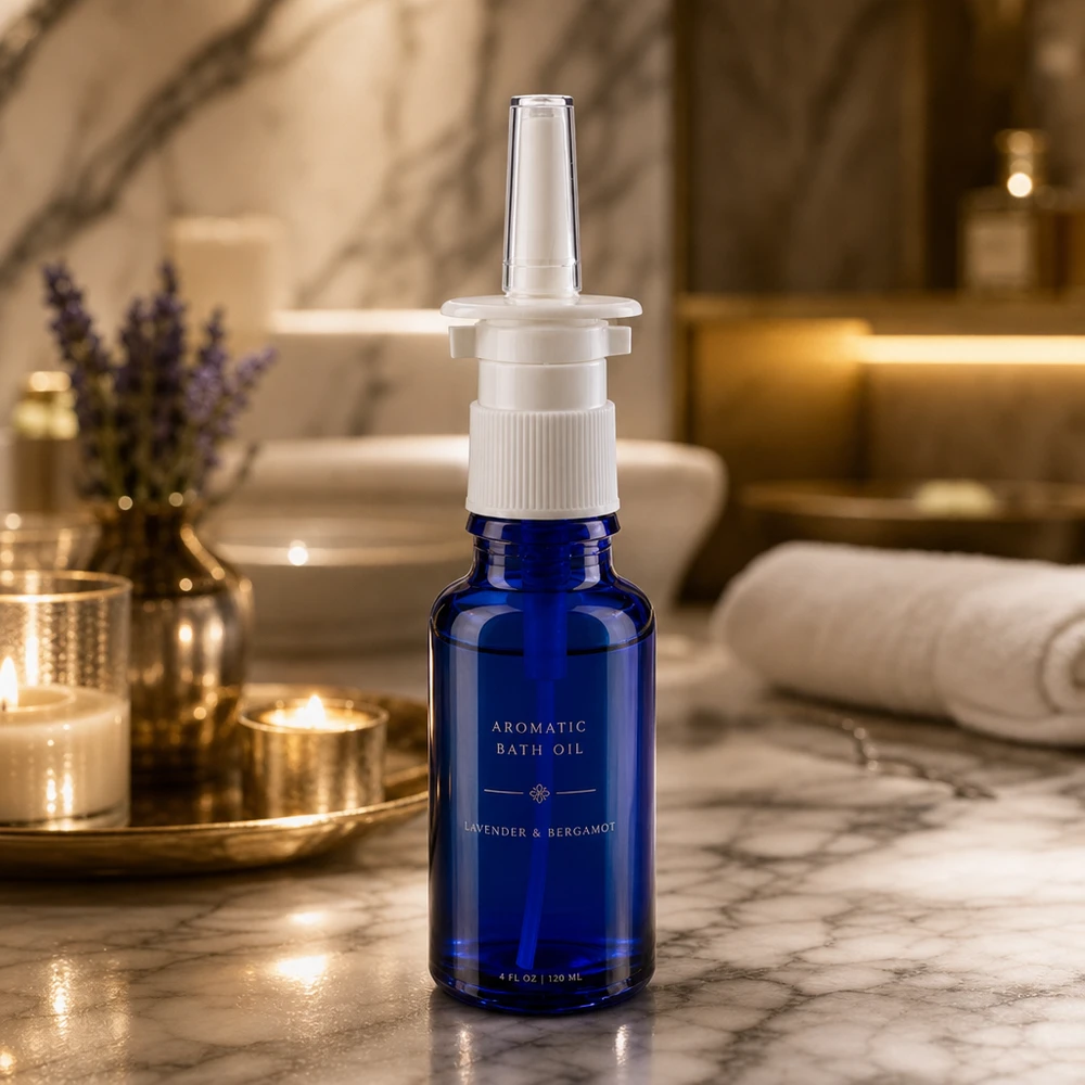 Hoogwaardige blauwe glazen fles van 20 ml met neusspraykopje, tussen kaarsen en lavendeldecoratie
