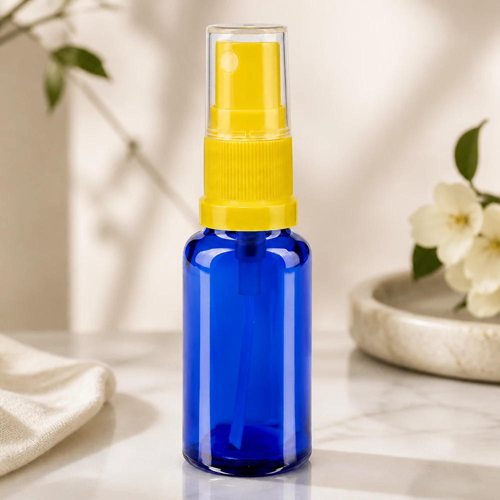 Blauwe glazen flessen 20ml met geel pompverstuiver Blauw flesje van 20 ml met gele fijne verstuiver voor etherische oliën en aromatherapie