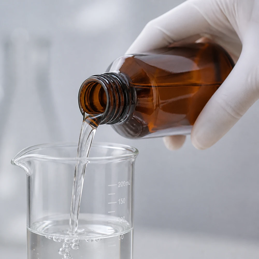 De heldere vloeistof wordt zonder luchtbellen in een laboratoriumbeker van 200 ml van borosilicaatglas gegoten