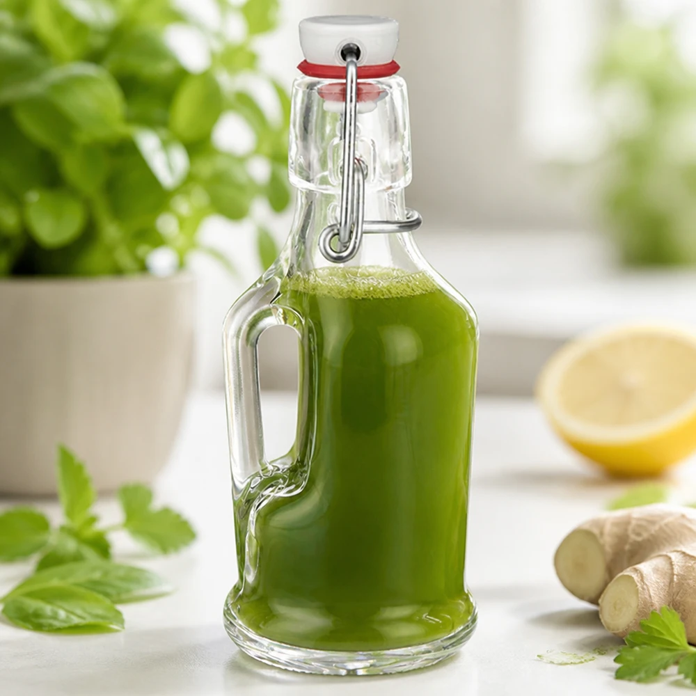 200 ml glazen fles Bertha en porseleinen beugelsluiting UNiTWIST® Glazen fles Bertha 200ml gevuld met groene smoothie naast gember en citroen Keukenscène UNiTW zwenkstop