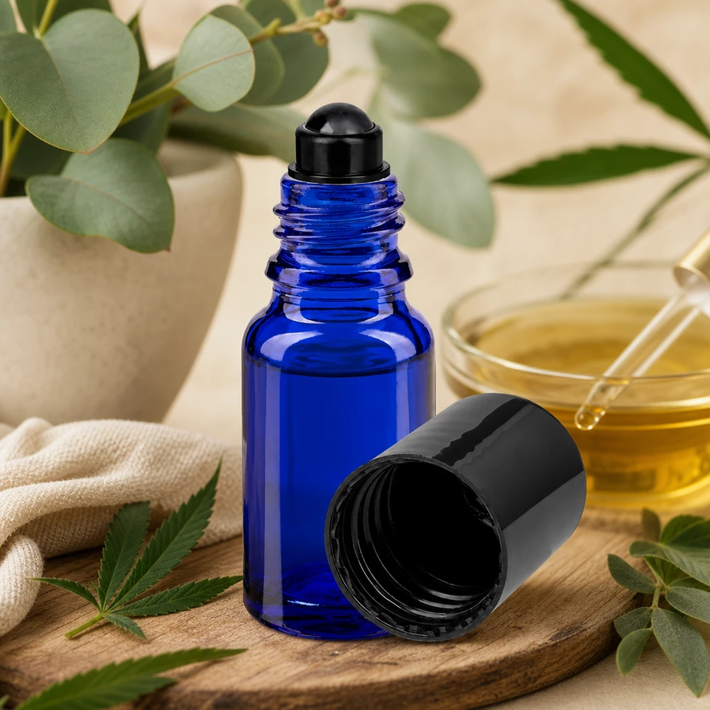 Blauw glazen flesje van 10 ml met een zwarte roll-on voor etherische oliën, zoals eucalyptus en geneeskrachtige kruiden