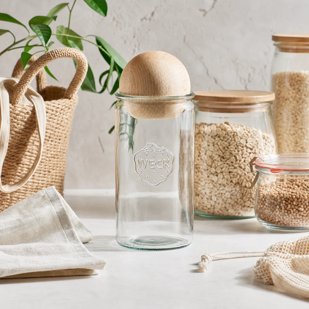 1590ml cilinderglas WECK RR100 met houten bal WECK pot 1590ml RR100 met houten kogelstop in zero-waste keuken met duurzame opbergoplossingen