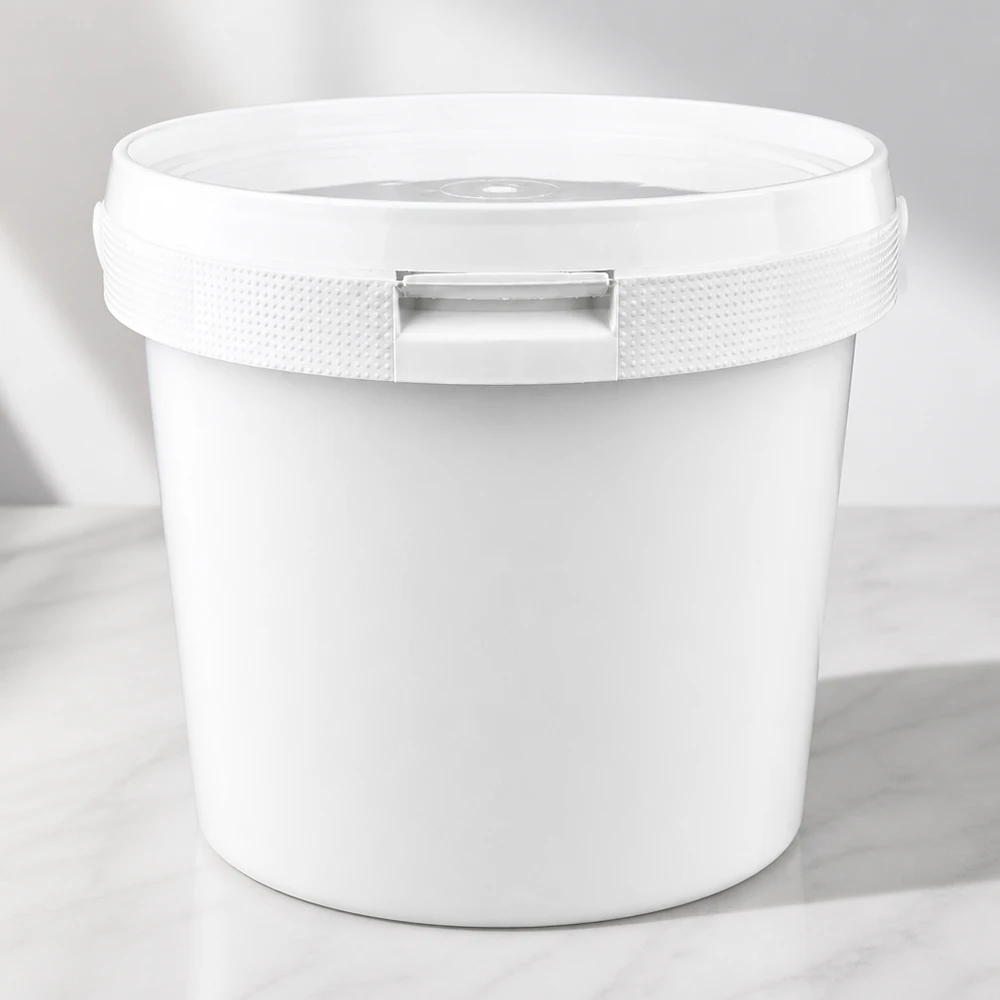 Dichte witte emmer van 2,5 l, gemaakt van PP-kunststof, met verzegeling en een rand met antislipprofiel