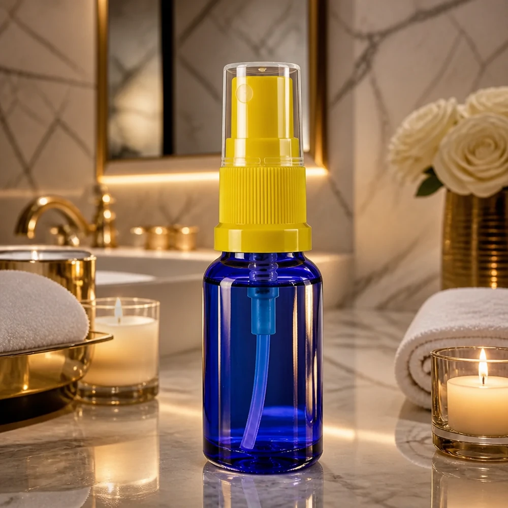 Compacte apotheekfles van 30 ml van blauw glas met fijne verstuiver en beschermdopje