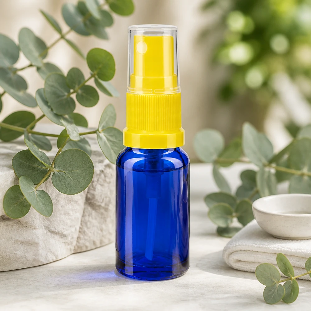 Blauwe glazen flessen 30ml met geel pompverstuiver Blauwe farmaceutische glazen fles van 30 ml met een geel, transparant verstuivingsmondstuk voor laboratoriumtoepassingen