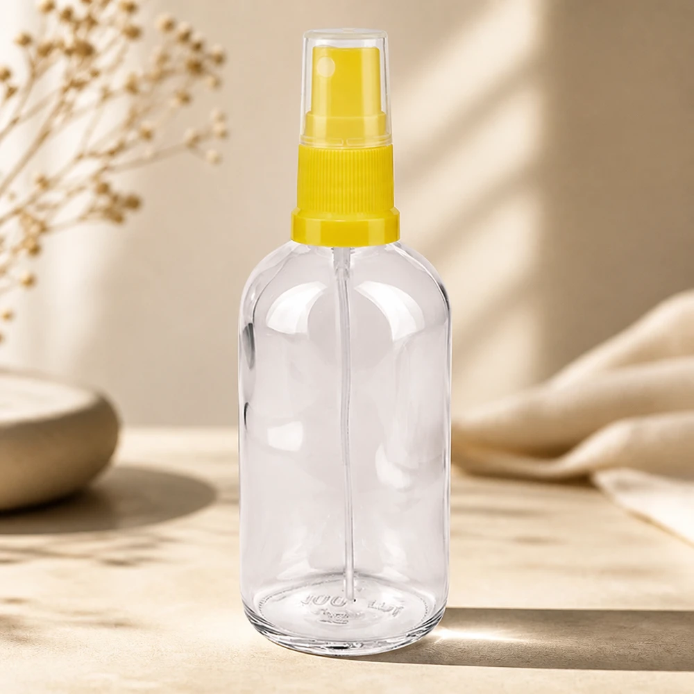 Lege plastic spuitfles van 100 ml met gele pomp op houten achtergrond