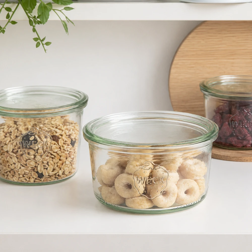 WECK 165ml RR80 mason jar gevuld met donuts naast andere voorraadpotten met muesli en noten in witte keuken