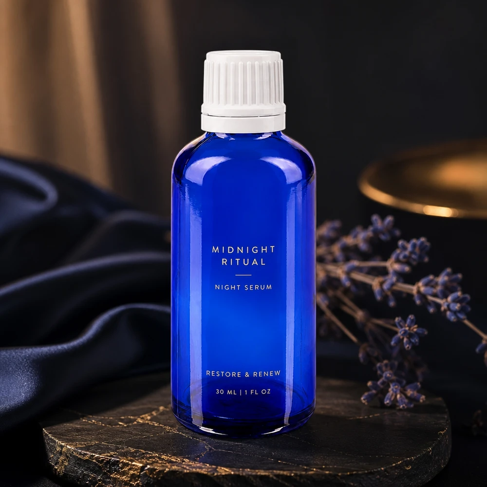 Donkerblauwe apothekersfles van UV-bestendig glas met een witte veiligheidsdop en zijden doekje