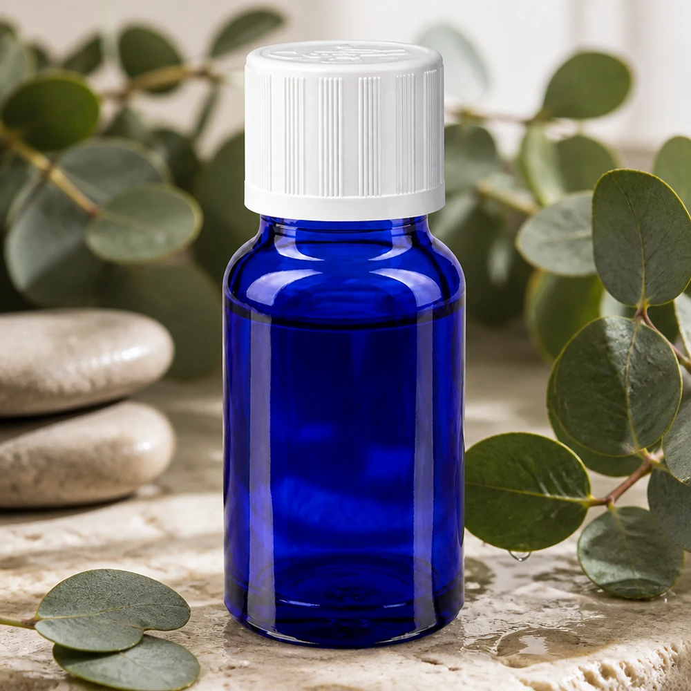 Blauw UV-beschermingsglas, flesje van 10 ml met kindveilige draaisluiting, op marmer met kruiden