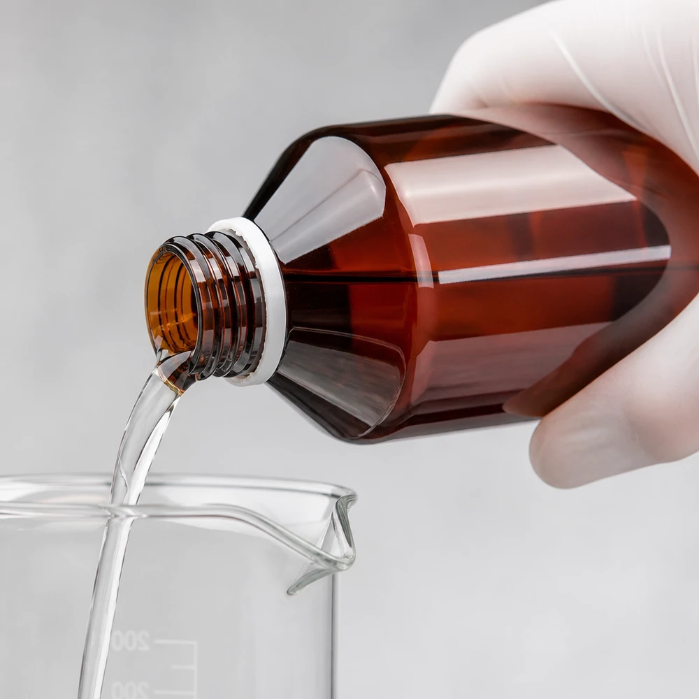 PET fles 500ml met witte verzegelde stop, geribbeld Het schenken uit een amberkleurige PET-fles van 500 ml met een witte OV-sluiting in een glazen pot