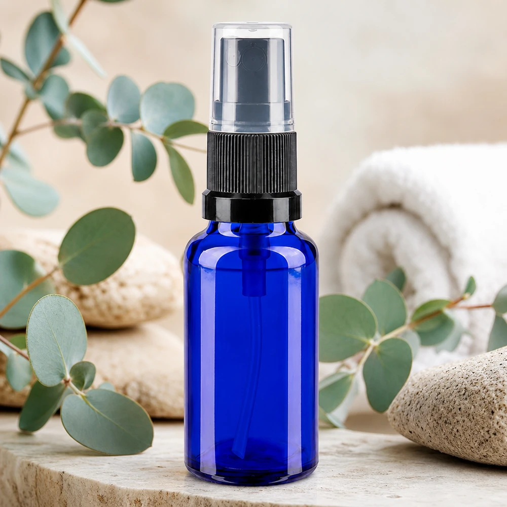 Navulbare spuitfles van 20 ml van blauw apothekersglas met een zwarte pompkop