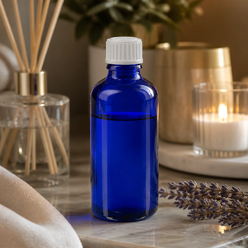 Blauw medicijnflesje van 50 ml van UV-bestendig glas met witte dop in spa-stijl