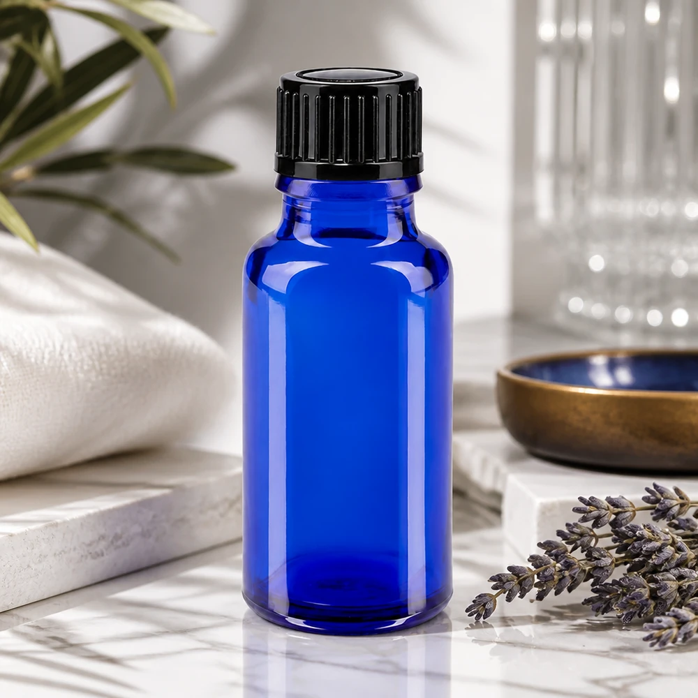 Ondoorzichtige blauwe ApoGlas-fles van 20 ml met geribbelde zwarte dop voor natuurlijke cosmetica