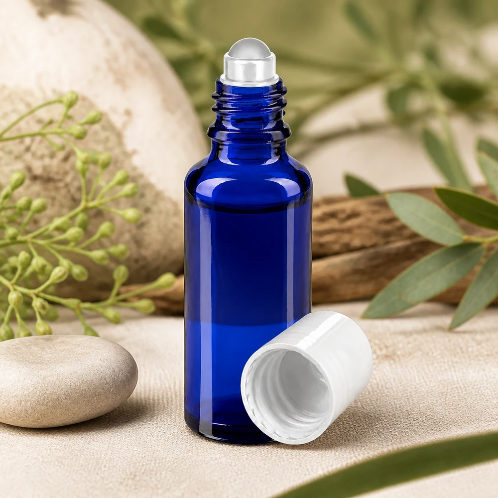 Blauwe apothekersglasfles met schroefdop, 30 ml STD, met witte dop tegen een natuurlijke plantenachtergrond