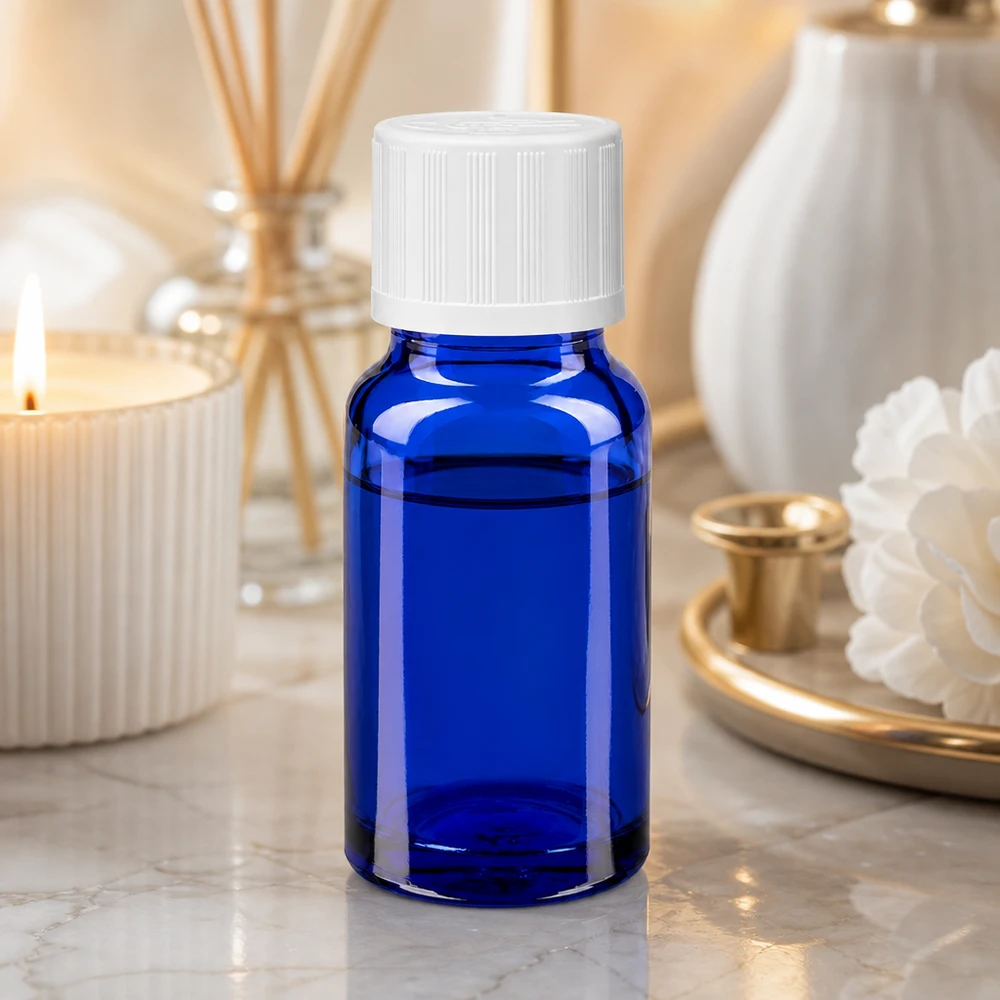 Blauwe glazen flessen 10ml met wit druppelstop KiSi St Lichtbestendige blauwe glazen fles van 10 ml met een witte kindveilige dop voor etherische oliën